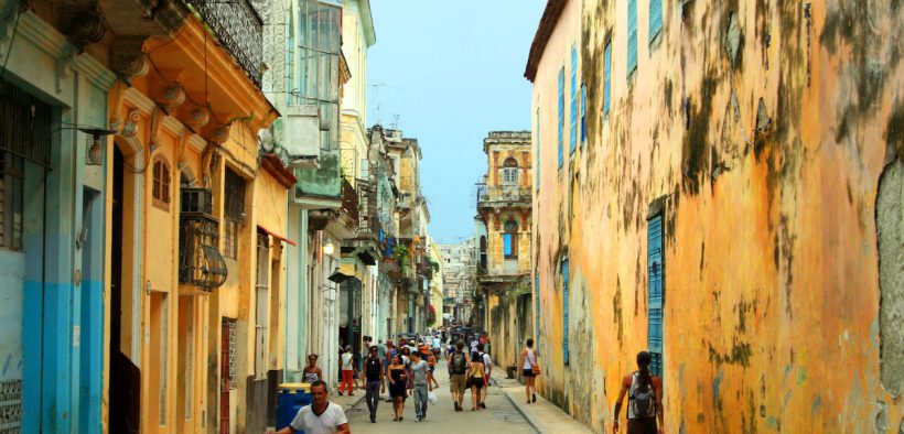 Streets with people in Havana, Cuba. Photo by ansalmo_juvaga.