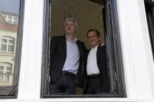 Ricardo Patiño, the Ministry of Foreign Affairs and Migration of Ecuador, meets with Julian Assange in 2013. (Photo: Cancillería Ecuador)