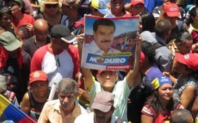 A Maduro supporter holds up a sign at a pro-Maduro rally in Caracas, Venezuela. (Photo: Orleny Ortiz)