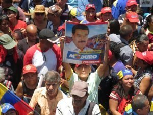 A Maduro supporter holds up a sign at a pro-Maduro rally in Caracas, Venezuela. (Photo: Orleny Ortiz)