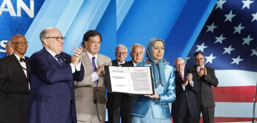 Mayor Rudy Giuliani presents a statement signed by 33 U.S. dignitaries and former officials to Maryam Rajavi at the “Free Iran – The Alternative” gathering, June 30, 2018. (Photo: Maryam Rajavi)