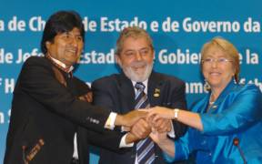Brazilian President Luiz Inacio Lula da Silva (center) exchanges greetings with the presidents of Bolivia, Evo Morales (left), and Chile, Michelle Bachelet (right), at the end of the summit of the Union of South American Nations in 2008. (Photo: Antônio Cruz)