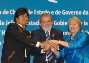 Brazilian President Luiz Inacio Lula da Silva (center) exchanges greetings with the presidents of Bolivia, Evo Morales (left), and Chile, Michelle Bachelet (right), at the end of the summit of the Union of South American Nations in 2008. (Photo: Antônio Cruz)