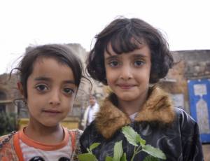 Two sisters in Yemen. (Photo: Rod Waddington)