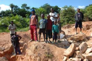 Children working in a wolframite and casserite mine in the Democratic Republic of Congo. (Photo: Julien Harneis)