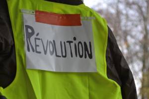 A Yellow Vest protester in France. The Yellow Vest movement which began in October 2018 spans the political spectrum but arose out of frustration with the Macron government. (Photo: Pixabay)